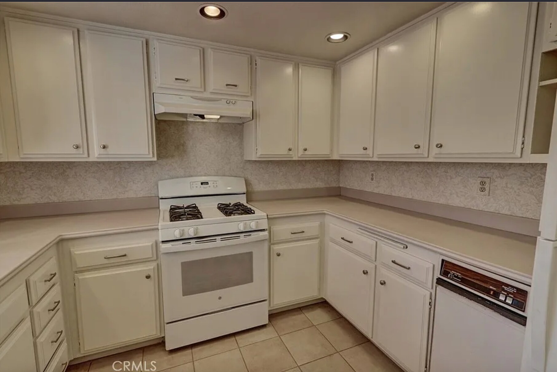 Now has NEW white microwave oven with vent hood over range. - 8566 Larkhall Cir