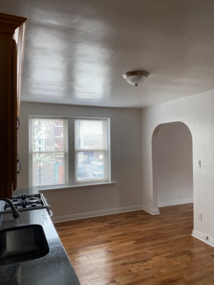 Building Photo - 2325 S Leavitt St