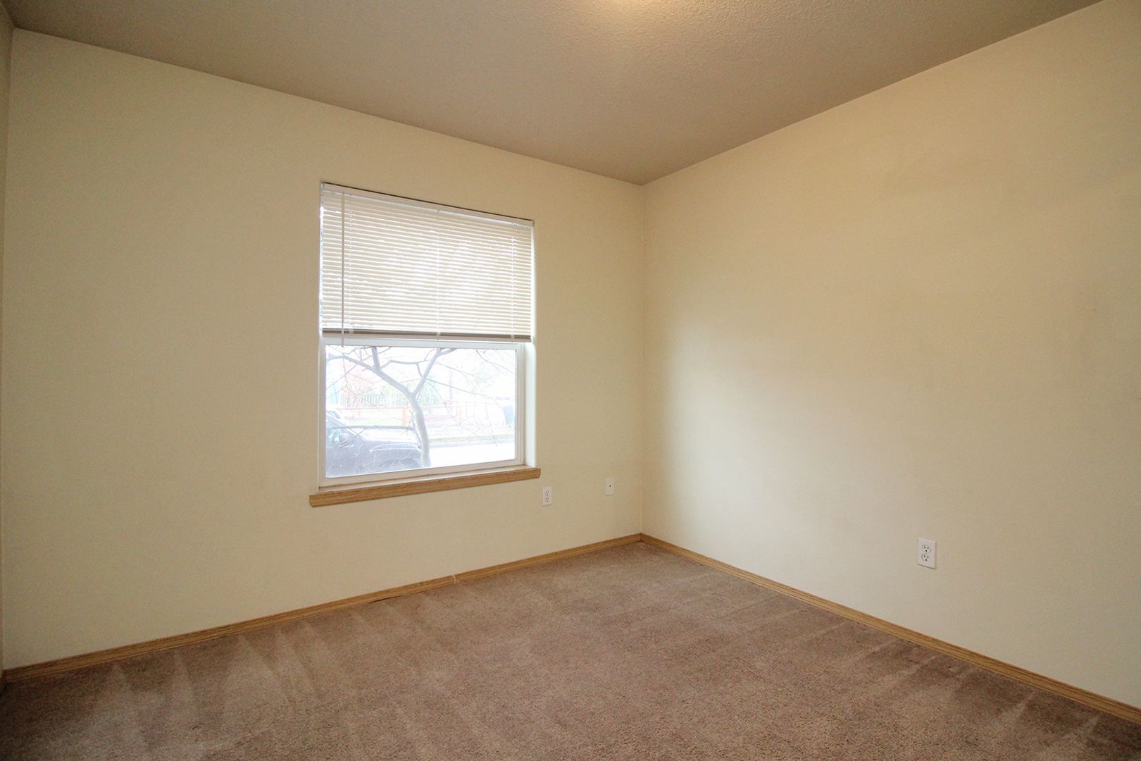 Building Photo - 812 N Dekum St