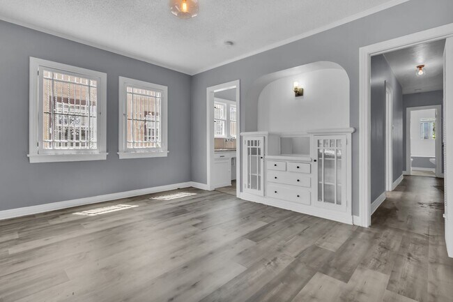 Building Photo - 1441 W 53rd St