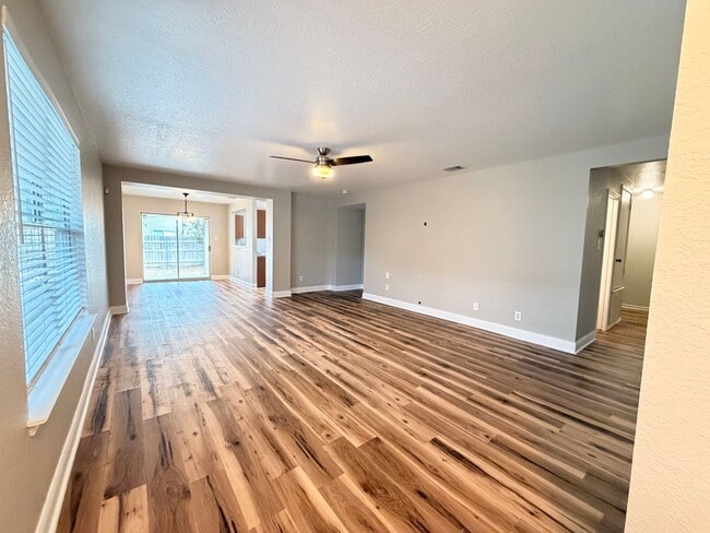 Building Photo - CUTE ONE STORY - 3 BEDROOM / 2 BATH HOME WITH EASY ACCESS TO RANDOLPH AFB & FORUM SHOPPING -- SCH...