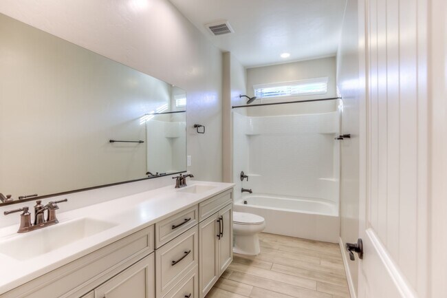 Building Photo - Very Special Oro Valley Home with Pool and Mountain Views!