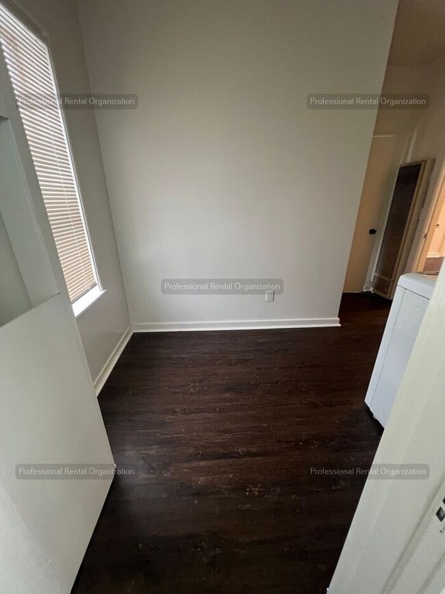 Building Photo - Experience the charm of Napa, CA living in this one-bedroom, one-bathroom apartment. Available now!!