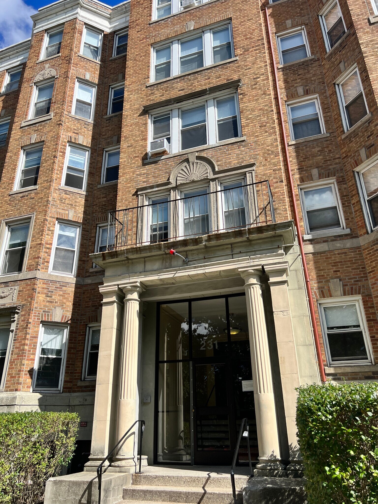 Building Photo - 131 Park Dr