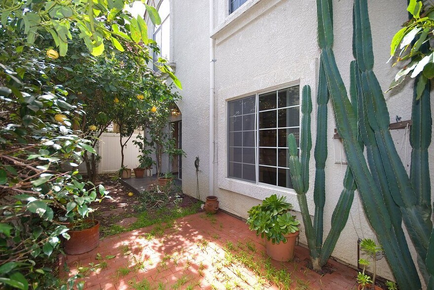 Building Photo - 18316 1/2 Keswick St