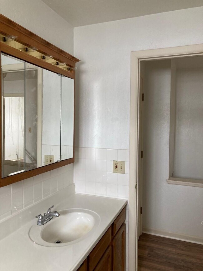 Building Photo - 2 Bedroom Condo for Rent  Warrenville HTS