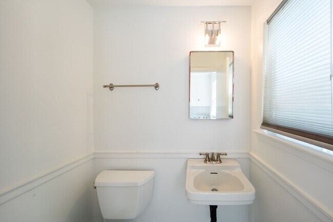 Building Photo - Newly Remodel Home in West Hills!
