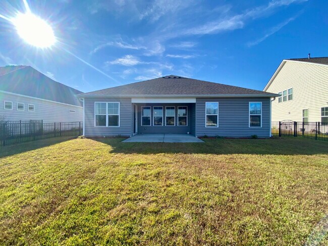 Building Photo - Spacious, Four Bedroom, Ranch Style Home!