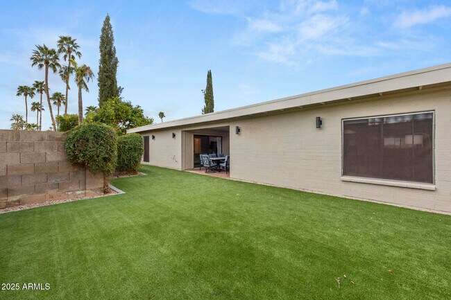 Building Photo - 8649 N Willowrain Ct