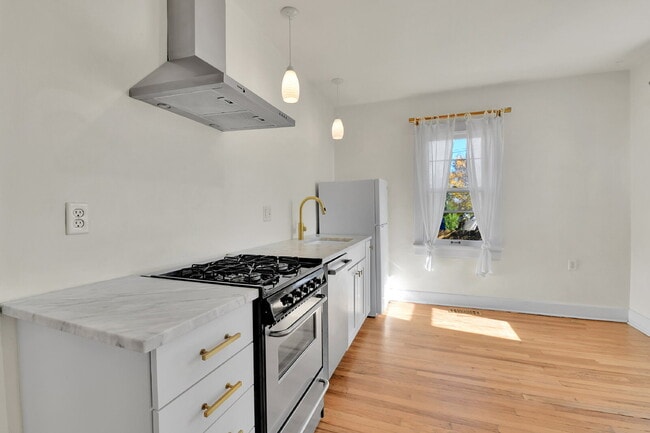 Building Photo - $2,600.00, 1 bed + non-conforming room, 1 ...