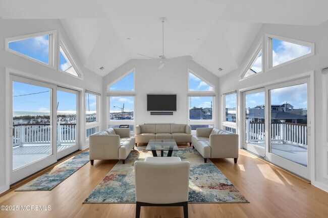 Building Photo - 913 N Ocean Ave