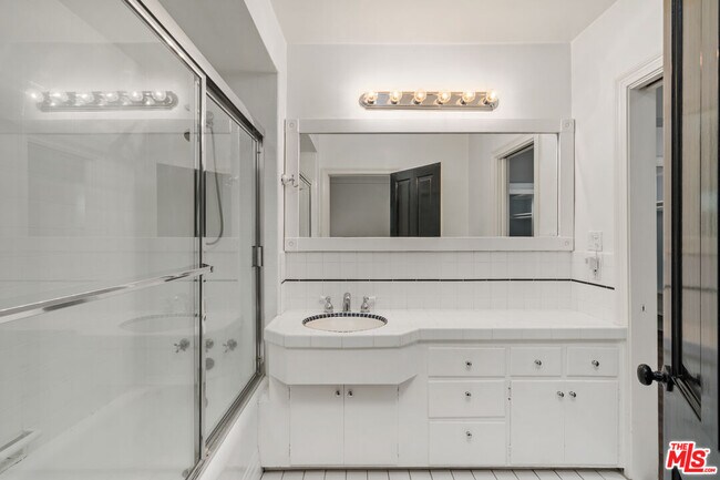 Building Photo - 234 S Roxbury Dr