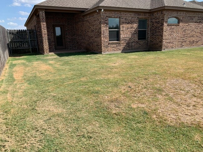 Building Photo - 3 Bedroom Single Family Home