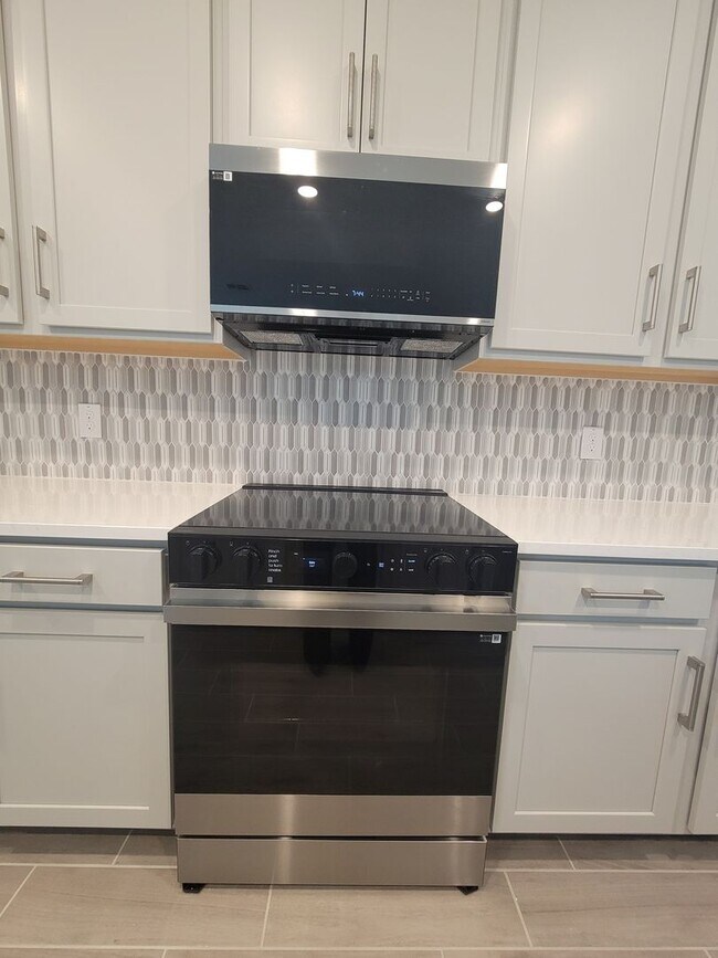 Building Photo - 5 Bedroom Brand New House with Innovative Technology near Winter Park