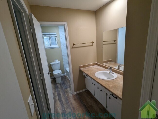 Building Photo - 837 S Lindenwood Dr