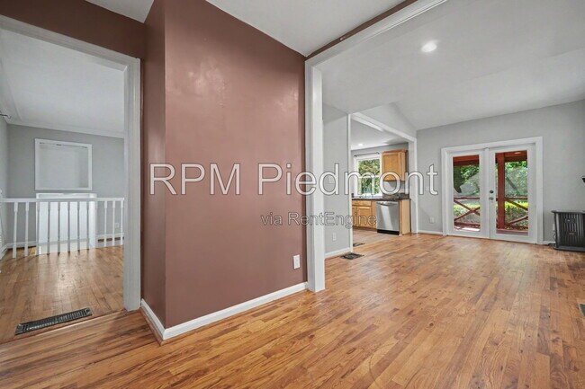 Building Photo - 1231 Stoneybrook Dr SE