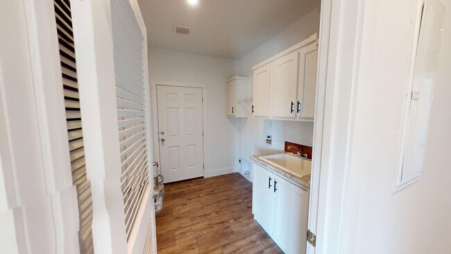 Building Photo - 2070 Starbuck Ln