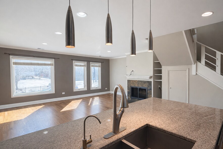 Building Photo - 805 W Wolfram St