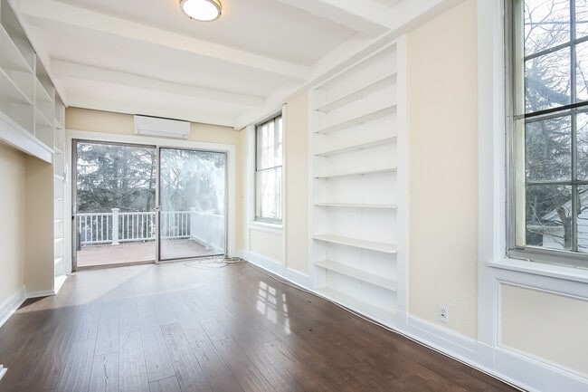 Building Photo - 50 Greenacres Ave