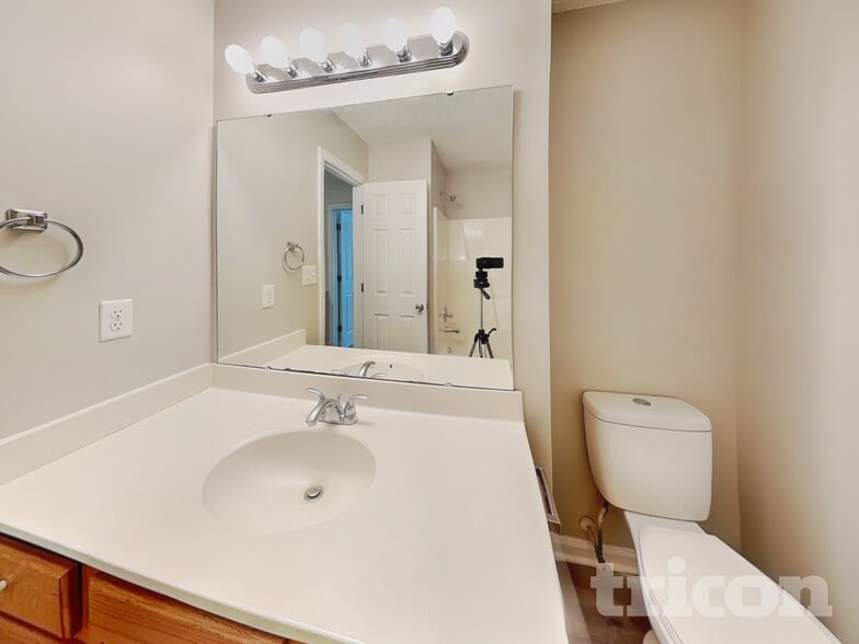 Building Photo - 4409 Woodlawn Dr
