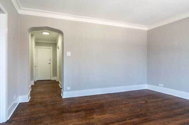 Building Photo - 7418 N Damen Ave