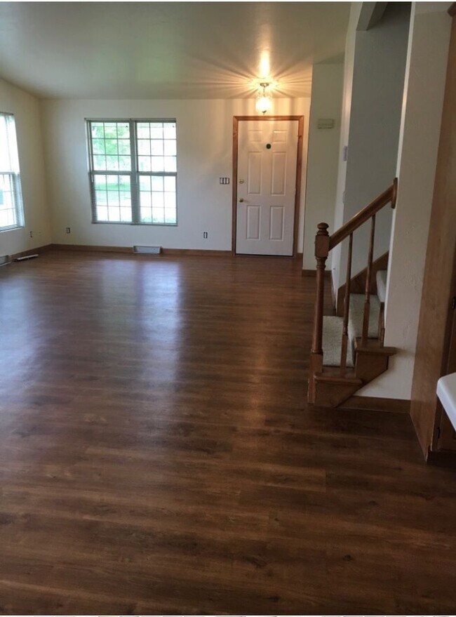 Building Photo - 3 Bed 2 Bath Duplex