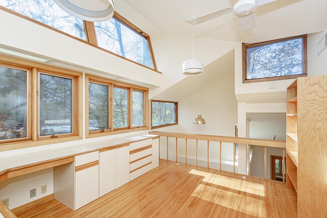 Building Photo - 1424 Bradford Dr