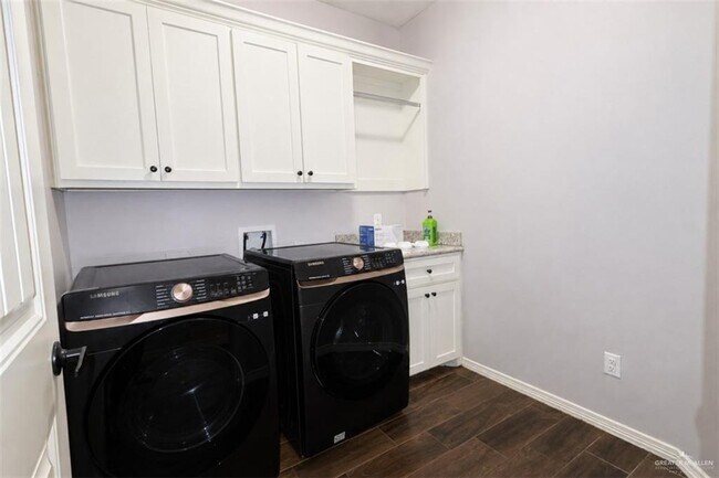Building Photo - 5305 Ginko Dr