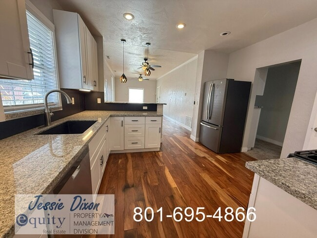 Building Photo - 866 E 22nd St