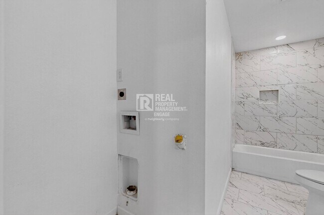 Building Photo - 631 W Baker St