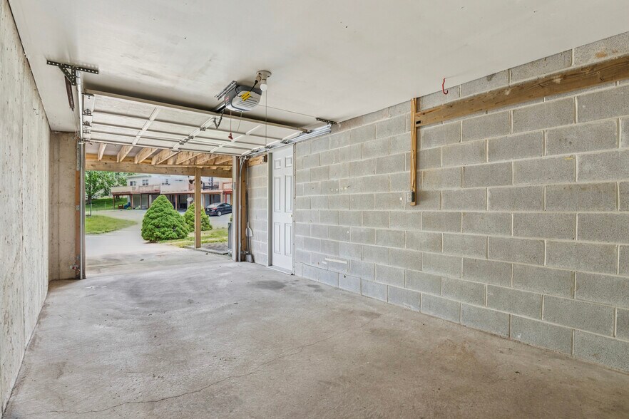 Building Photo - 166 Longford Rd