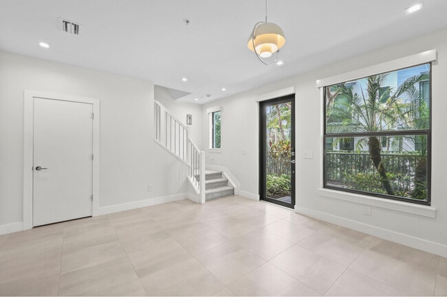 Building Photo - 625 NE 22nd Dr