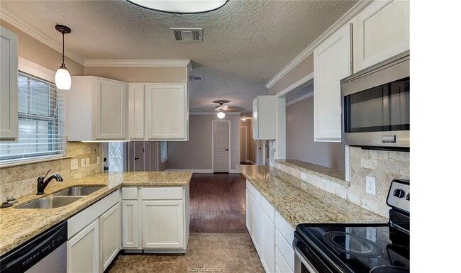 Building Photo - Comfy 4-Bed/3-Bath 3 blocks from A&M with all appliances, backyard, 5 min to grocery store