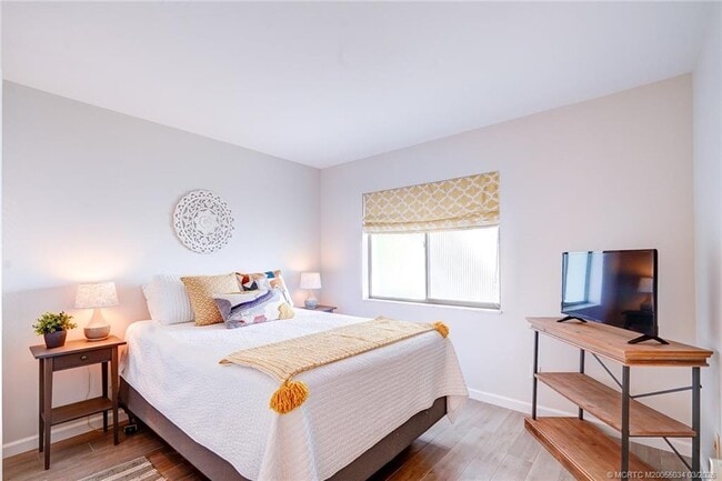 Building Photo - 5553 NE Gulfstream Way