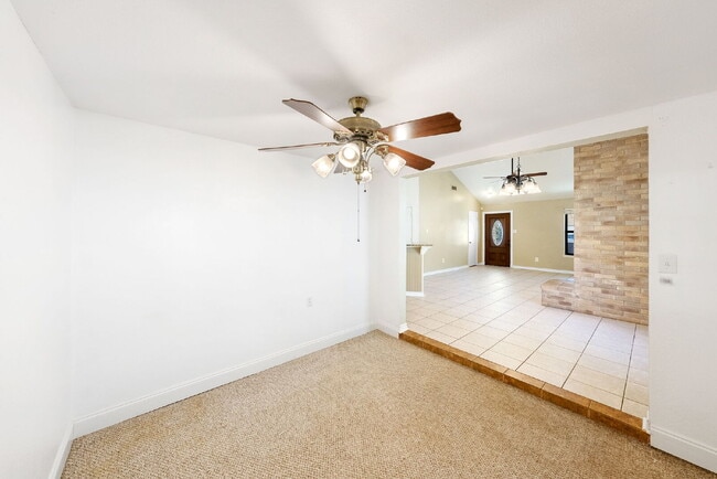 Building Photo - Move-In Ready!