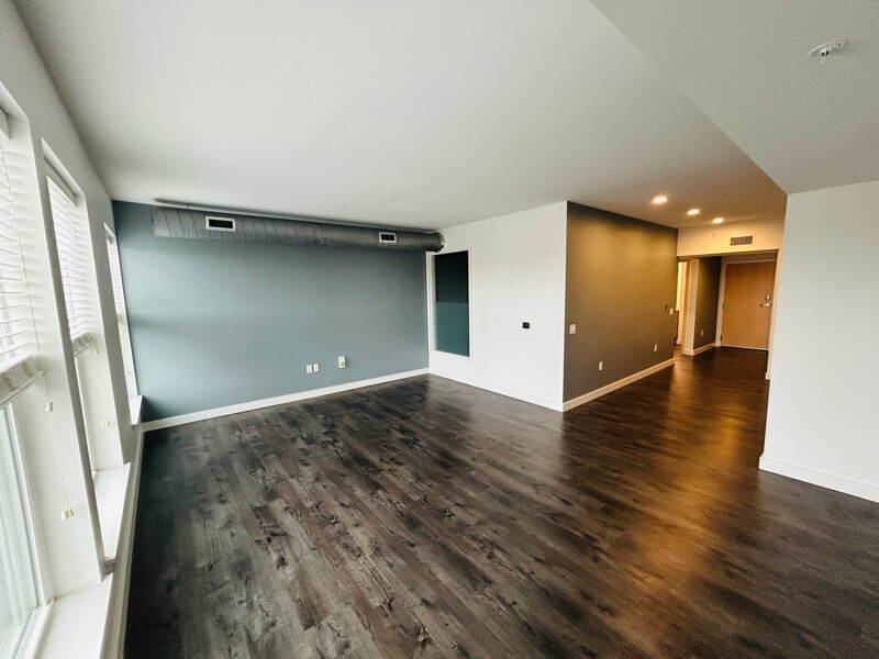 Building Photo - 550 New Holland Ave