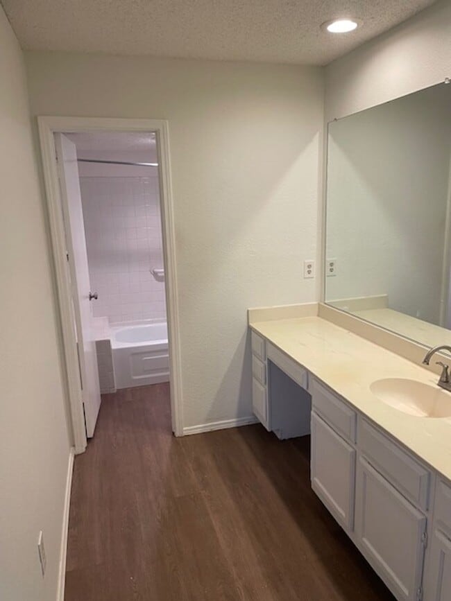 Building Photo - 1106 Brighton Dr