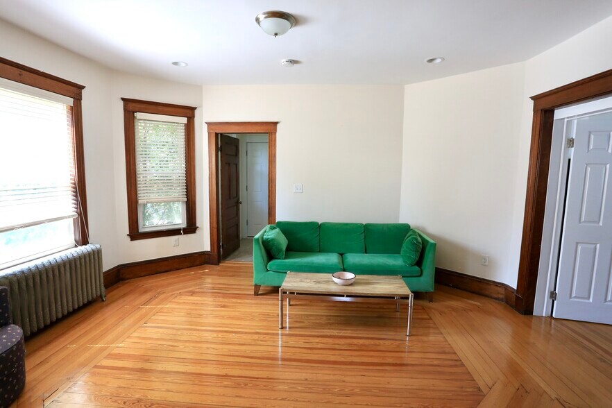 Building Photo - 124 Forest St