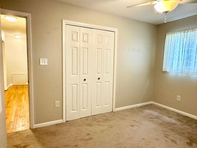 Building Photo - 5 Bedroom 2.5 Bathroom! Parking! Pets Welc...