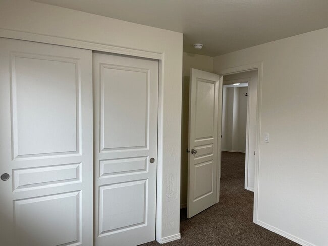 Building Photo - Very Nice 2 Story 3 Bedroom 2.5 Bath Home-...