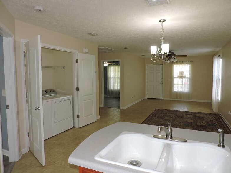 Building Photo - 121 Half Acre Ln