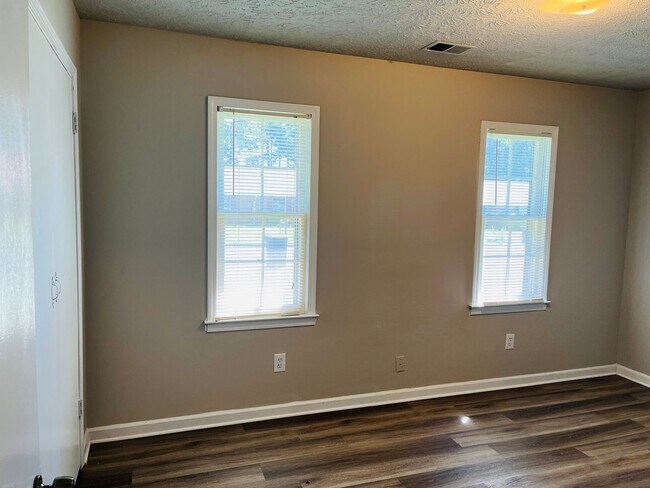 Building Photo - 10 Fredda Ln