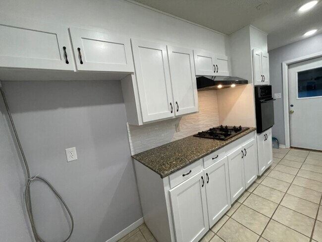 Kitchen Oven & Gas Cooktop - 2502 Sunnycrest Dr