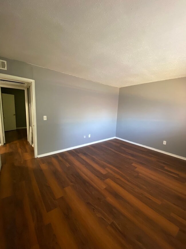 Building Photo - 2 Bedroom 1.5 Bath Apt at the Monterey Square Apts NW OKC