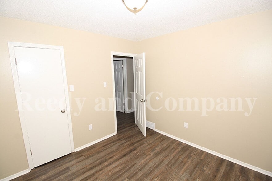 Building Photo - 5356 Lakeview Cove