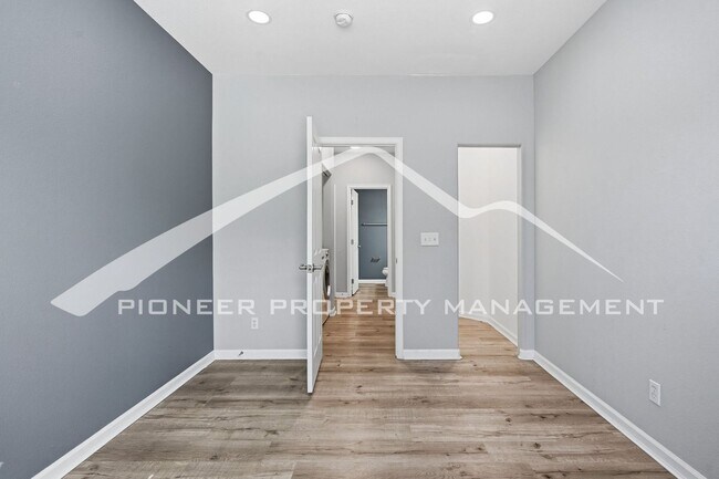 Building Photo - Spacious Condo with Central AC and Washer/Dryer