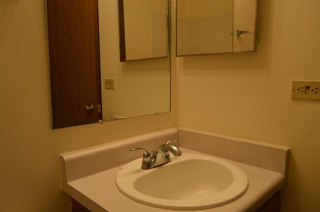 Building Photo - 40 N Victoria Ln