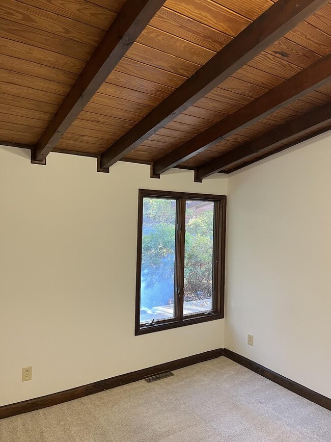 Building Photo - 709 Crab Creek Rd