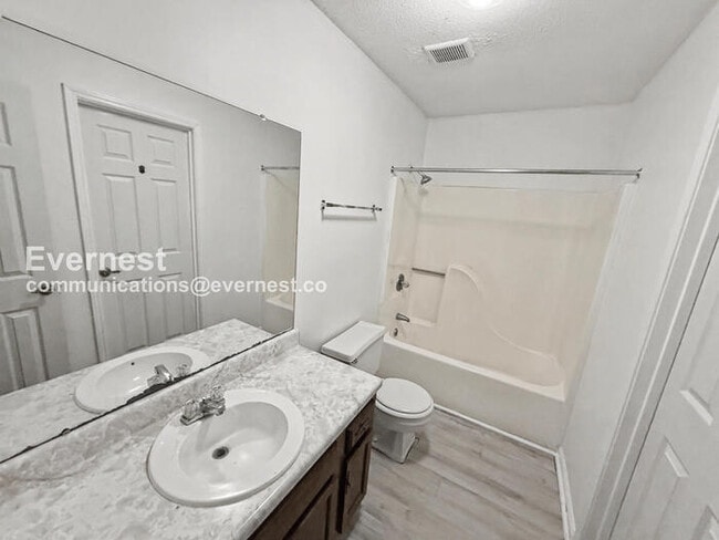 Building Photo - 2 Bed/2 Bath Townhome with Fenced Yard / Pet-Friendly / Vouchers Accepted / Available Now!