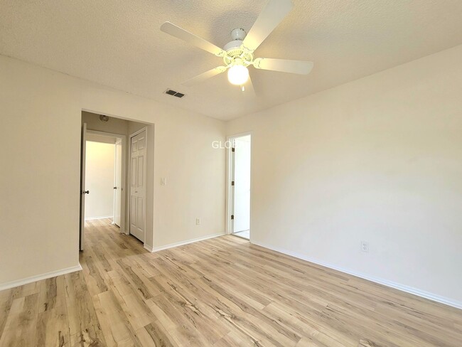 Building Photo - Spacious 3-Bedroom Townhome within the Lak...